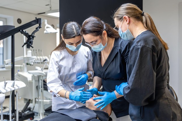 How to Choose a Tech-Advanced Dental Implant Specialist: What to Look For